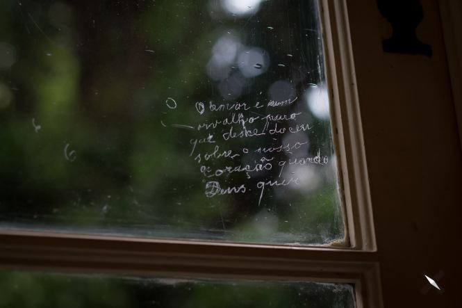 Um detalhe que poucos percebem: as inscrições deixadas pelos antigos moradores nas janelas do Solar ♡